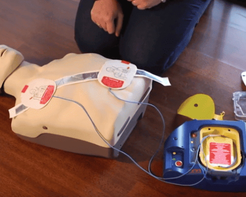 Como se usa un desfibrilador